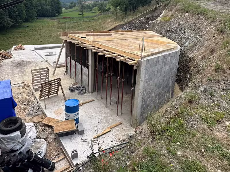 Temelj za vikendicu u fazi armiranja