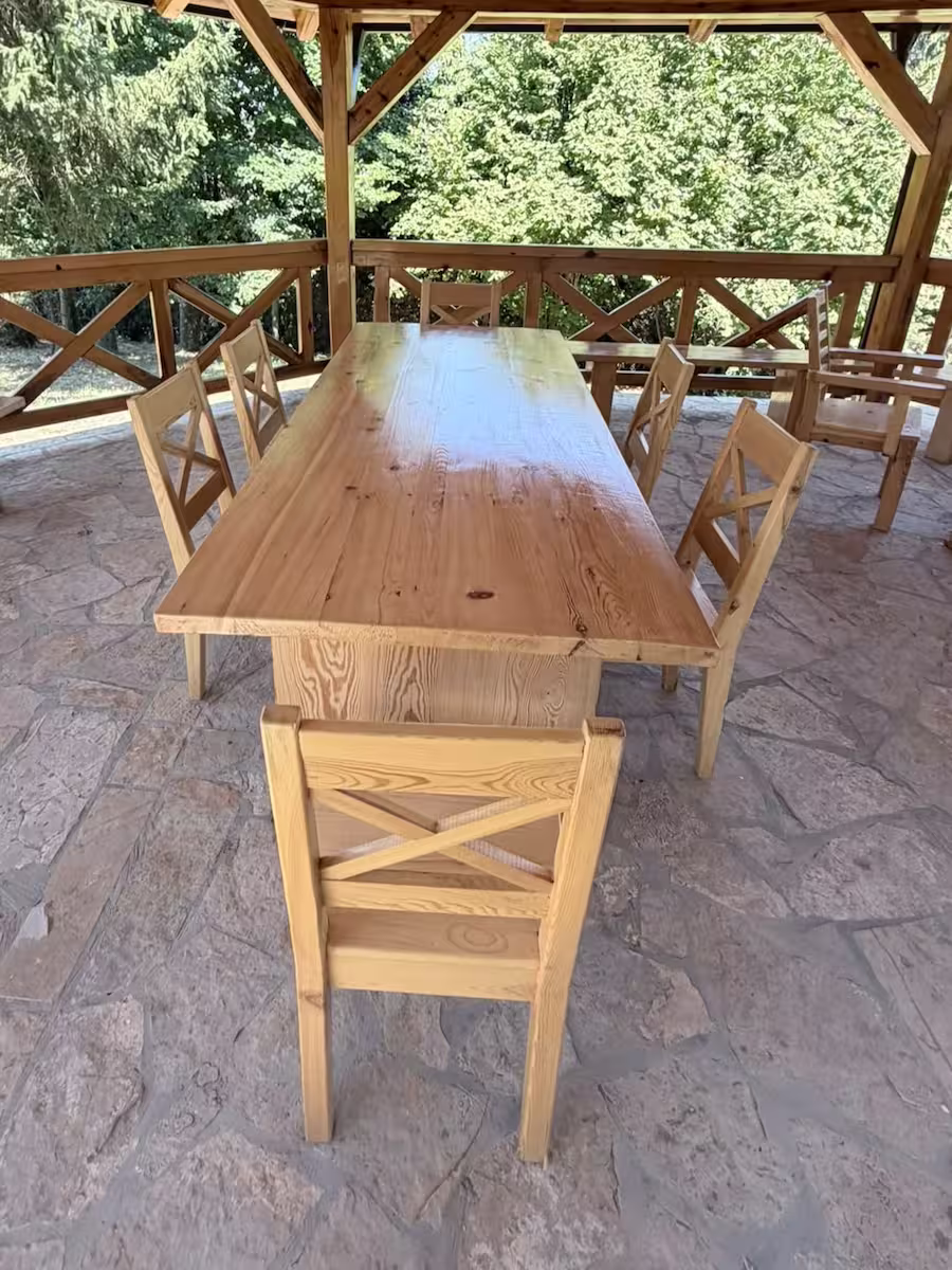 Baštenski sto od prirodnog drveta