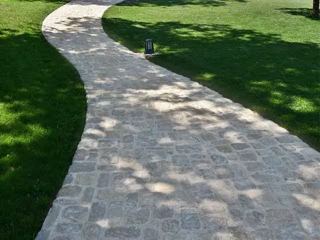 Betonska staza u dvorištu porodične kuće