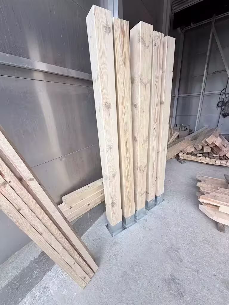 Konstrukciono drvo pripremljeno za montažu
