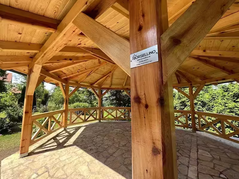Konstrukcija za letnjikovac sa drvenim stubovima