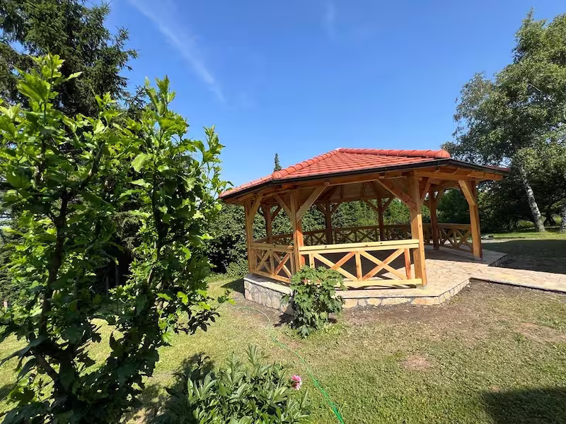 Moderni letnjikovac u uređenom dvorištu