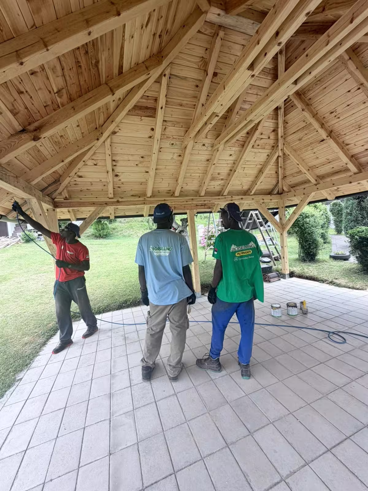Izrada drvenog paviljona za dvoriste