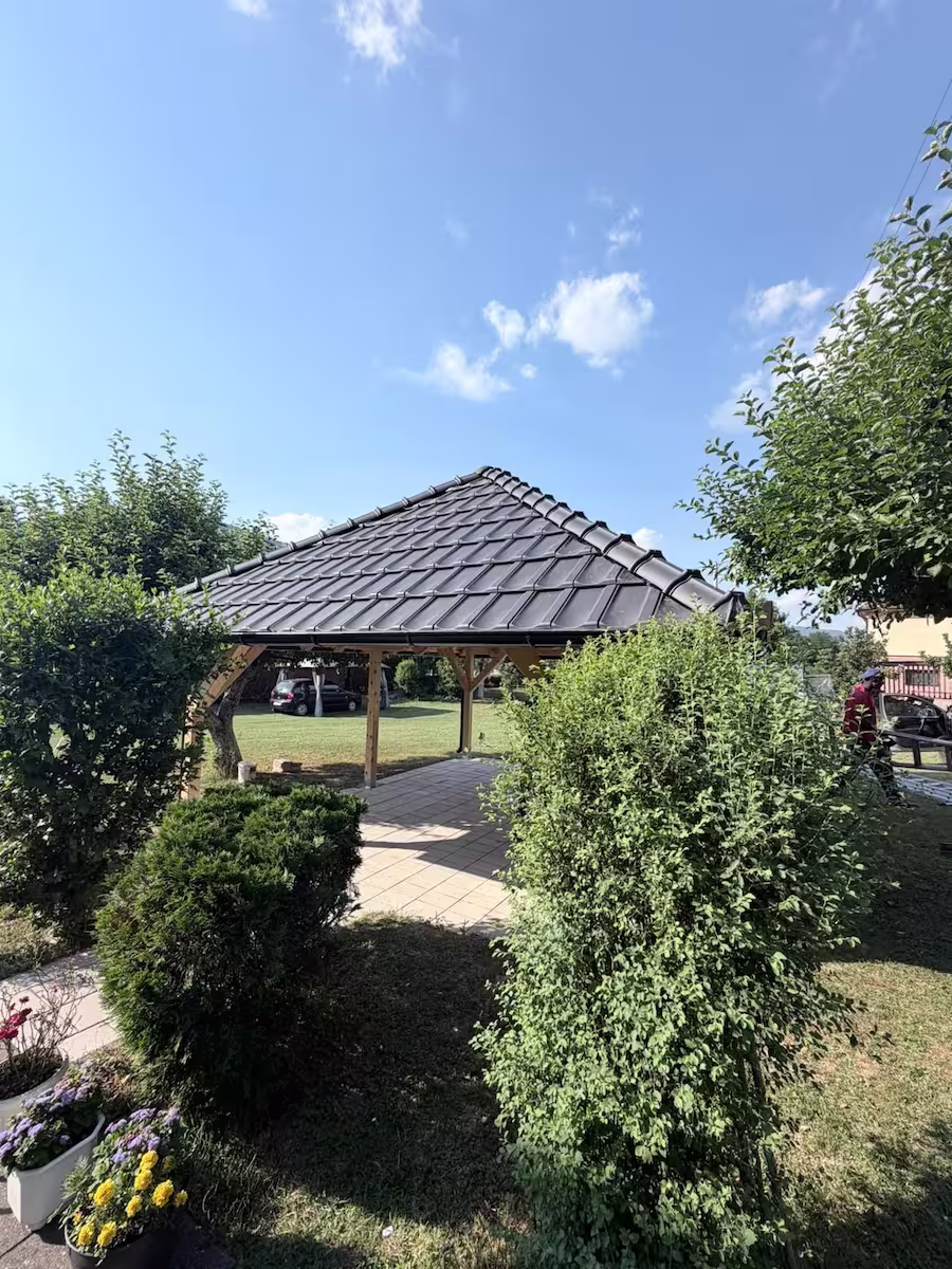 Drveni letnjikovac sa dekorativnom ogradom