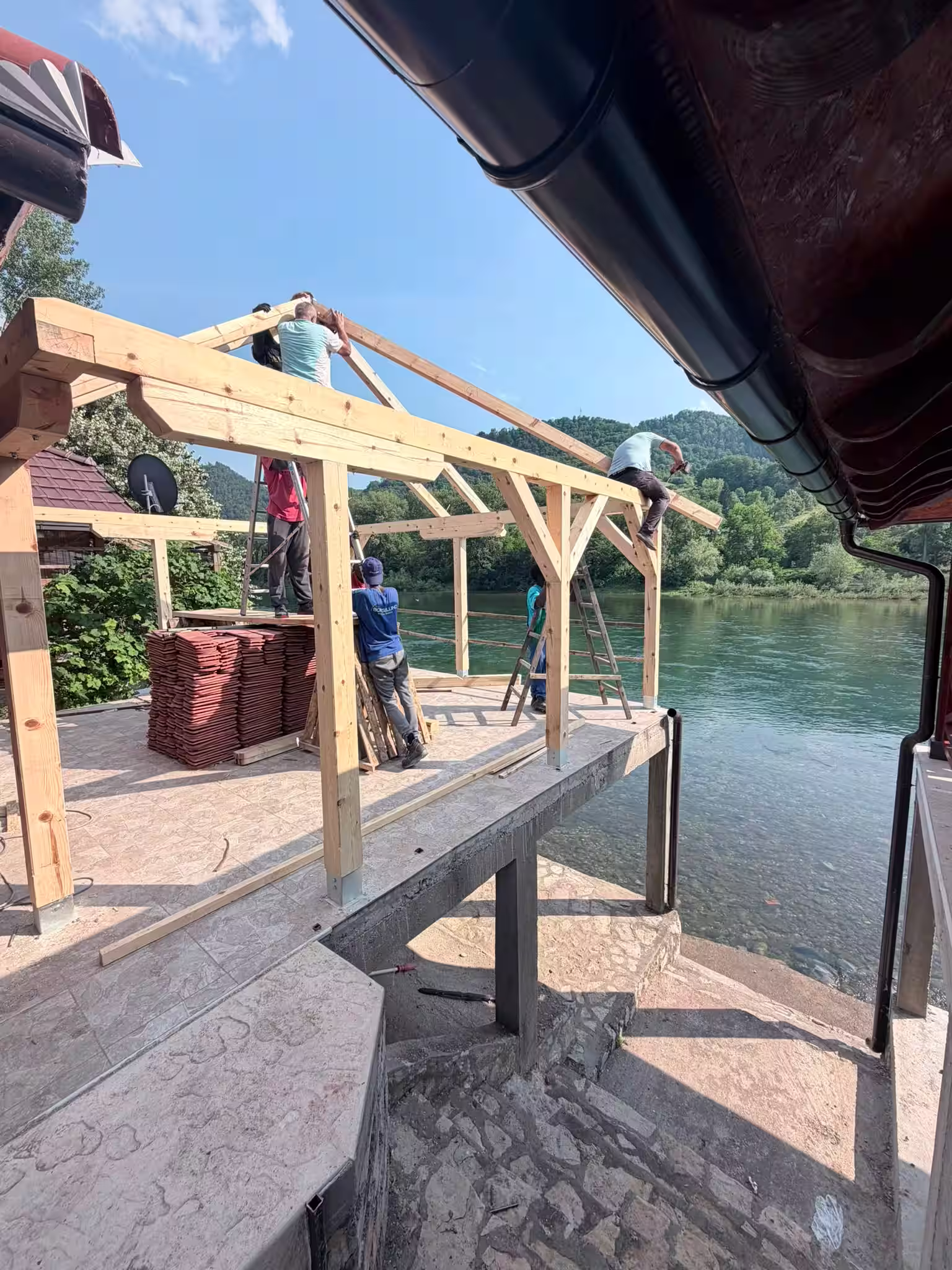 Letnjikovac sa pecenjarom uz jezero