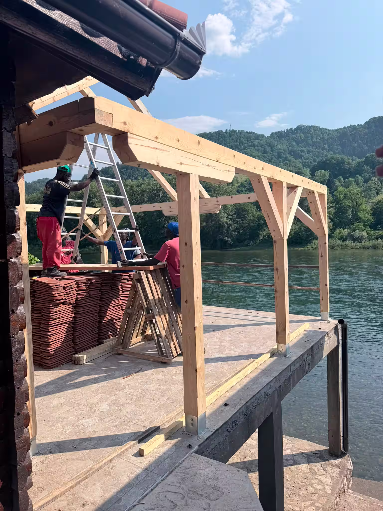 Letnjikovac sa rostiljem pored jezera