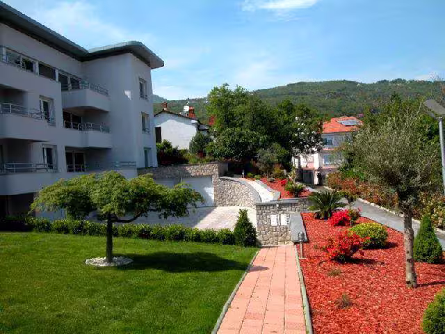 Dekorativni malč u uređenom dvorištu